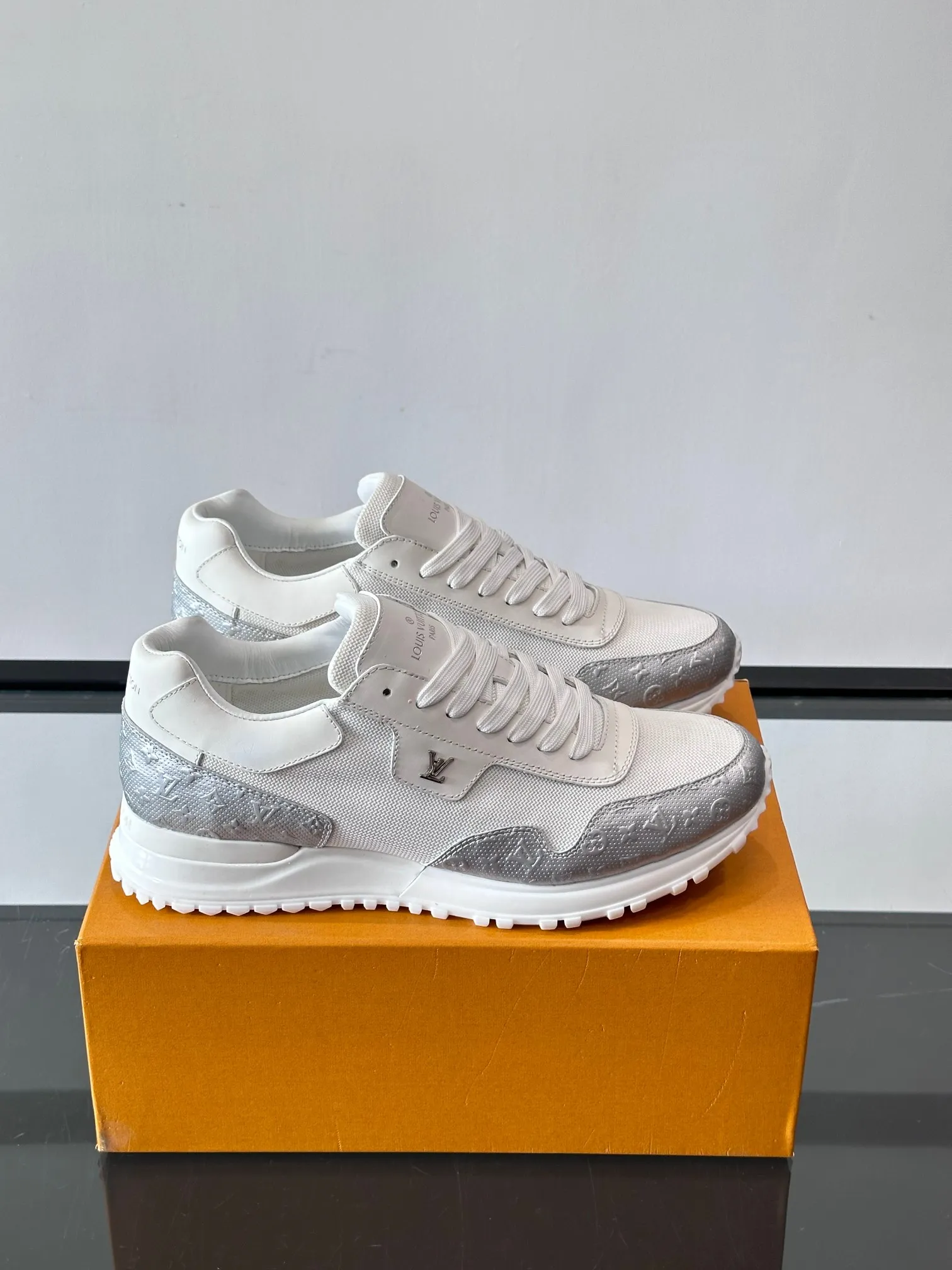 Men's Men's Shoes 💰500 [New Style] 🐡🐡LV🆕RUN AWAY sneakers, this Run Away sneaker is made of first-layer cowhide leather and breathable original material. The wedge-shaped rubber outsole continues the running shoe design, embellished with Monogram flowers, the L V letter is marked on the tongue, and the Louis Vuitton Paris logo is embellished on the back. Paired with brand logo cotton feet, the mesh lining and heel are spliced ​​and wrapped in cowhide, making the upper foot comfortable and breathable! size: 39-44 (38.45.46 customized)